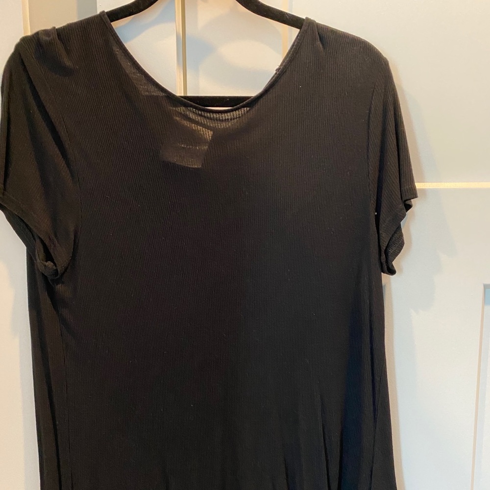 Black t shirt with slit in the back